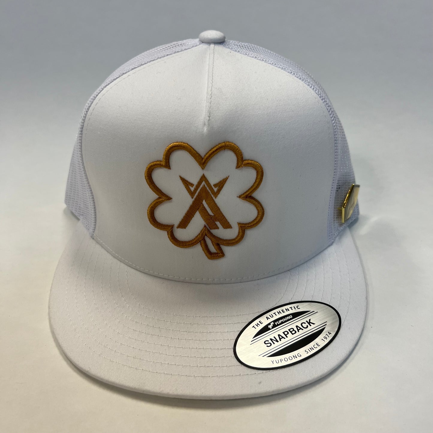 King Arctic Gold Trebol WHT/WHT Trucker Hat