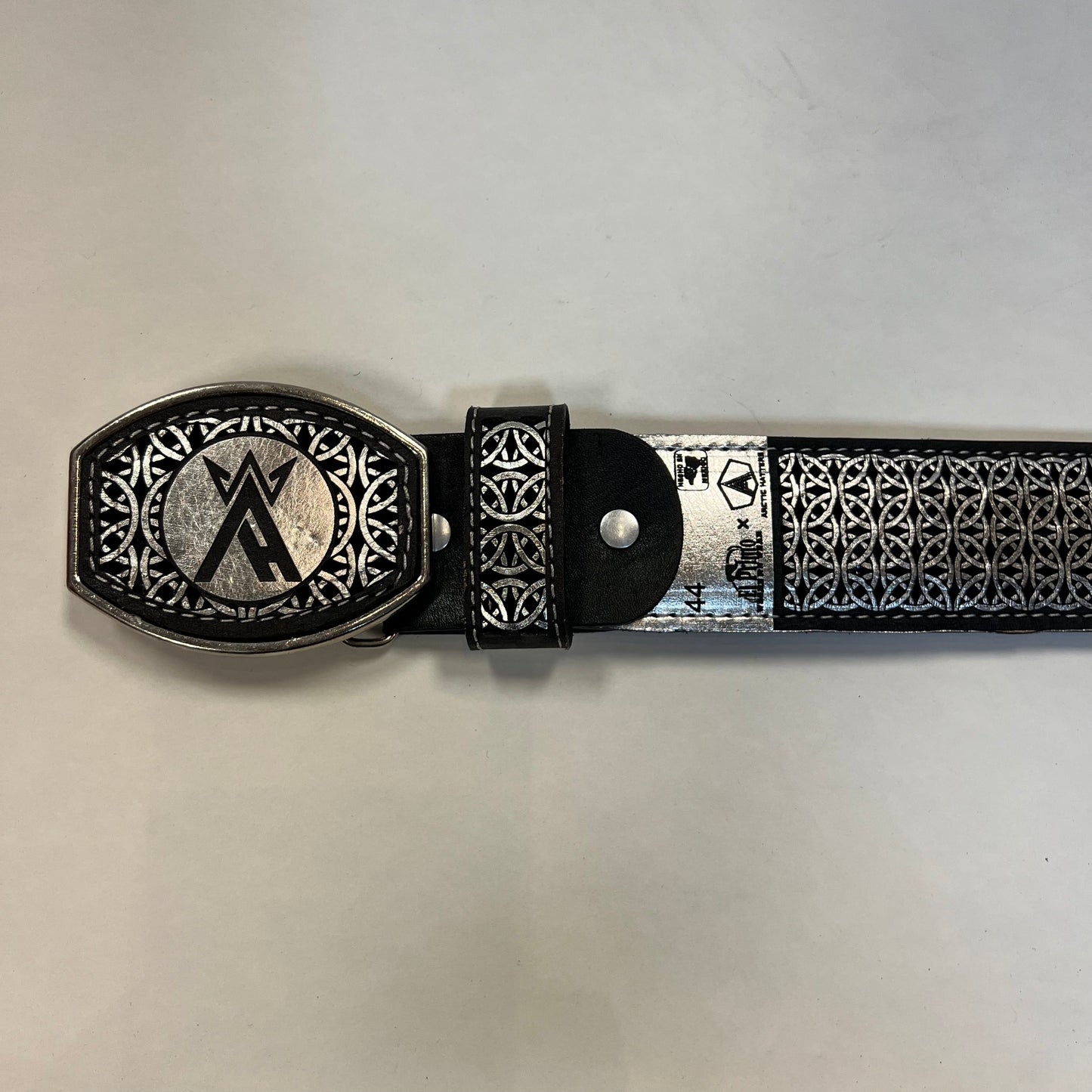 El Primo x Arctic Hatters Cinto Lazer Mil Aros Platino